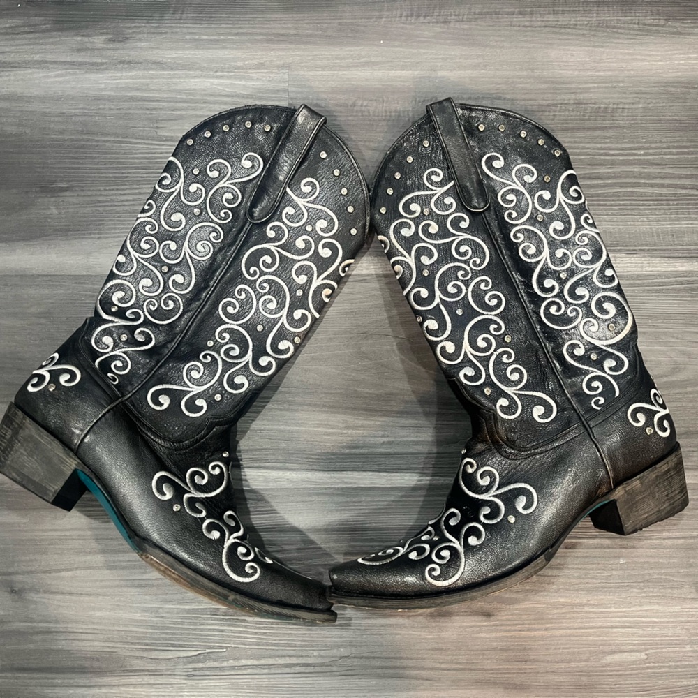 Elegant Black and White Embroidered Women's Shoes
